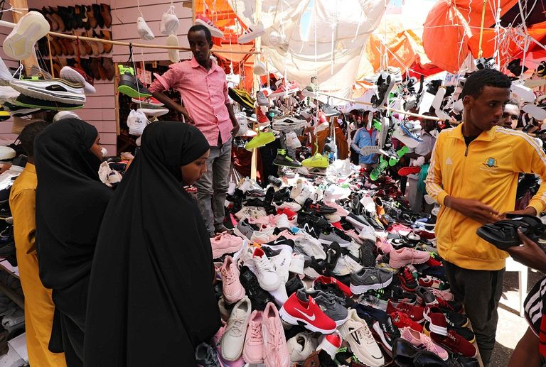 رجال دين مسلمون ينتظرون رؤية هلال شوال في جنوب أفريقيا