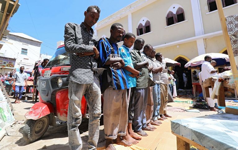 رجال دين مسلمون ينتظرون رؤية هلال شوال في جنوب أفريقيا