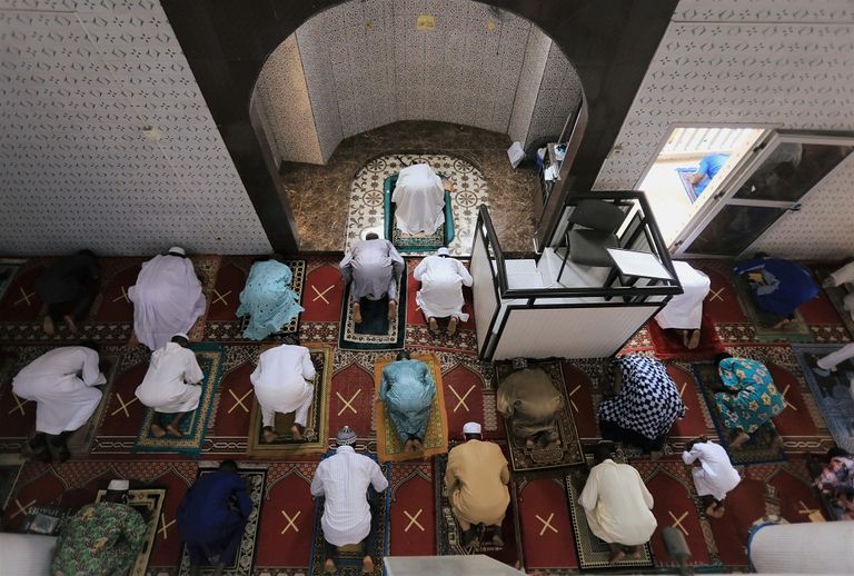 رجال دين مسلمون ينتظرون رؤية هلال شوال في جنوب أفريقيا