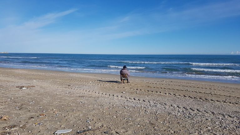 دي ماركو أثناء تنظيفه شاطئ بلدة جوليانوفا