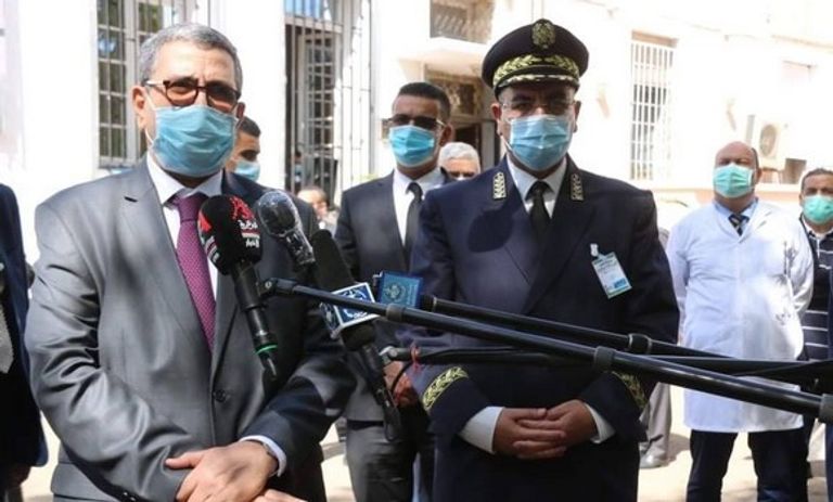 رئيس الوزراء الجزائري عبد العزيز جراد سيدة جزائرية ترتدي قناعا واقيا من فيروس كورونا