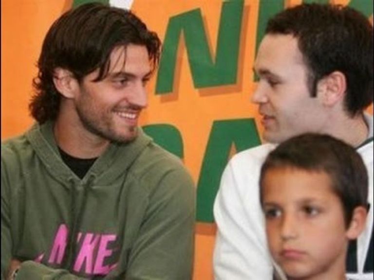 إنييستا يحتفل بالهدف وجاركي في آن