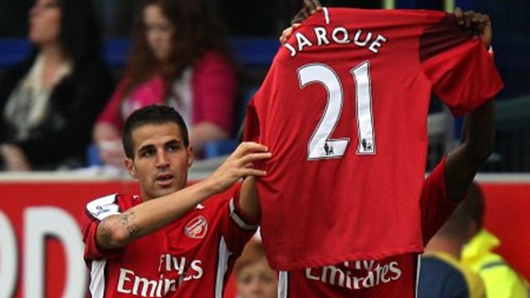 إنييستا يحتفل بالهدف وجاركي في آن