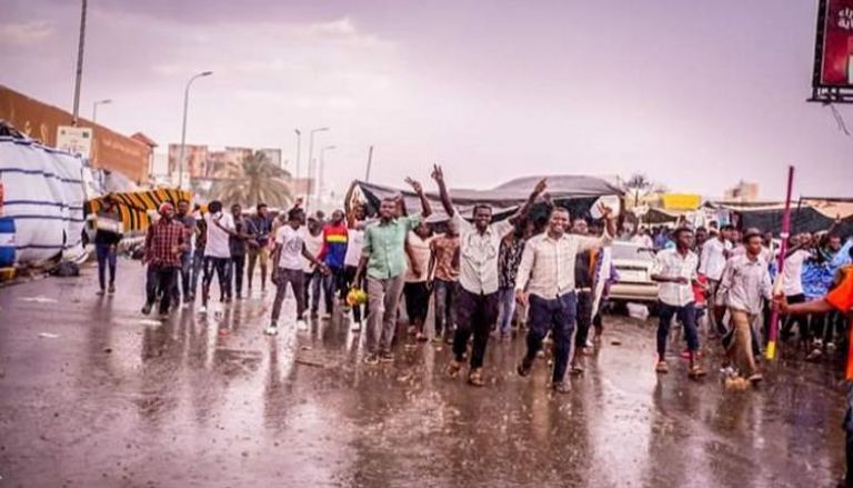 سودانيون خلال مشاركتهم بمظاهرات ديسمبر- أرشيفية