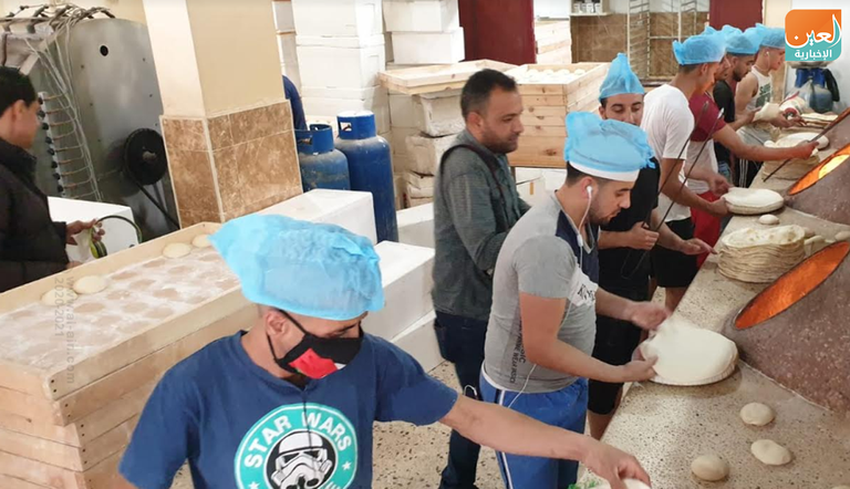 مصلون يؤدون صلاة العيد في غزة