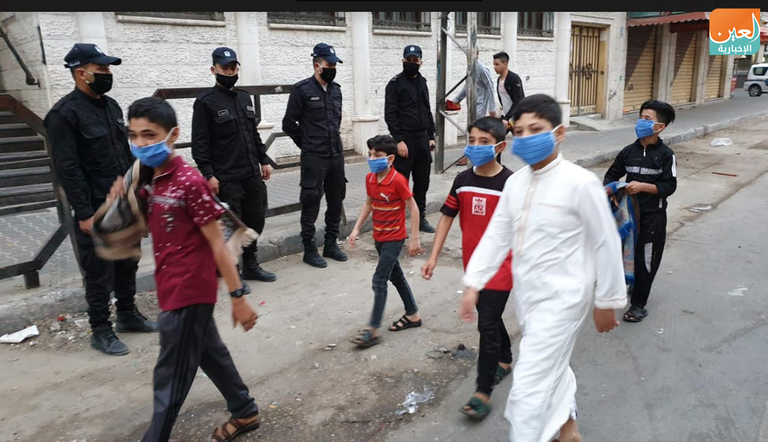 مصلون يؤدون صلاة العيد في غزة