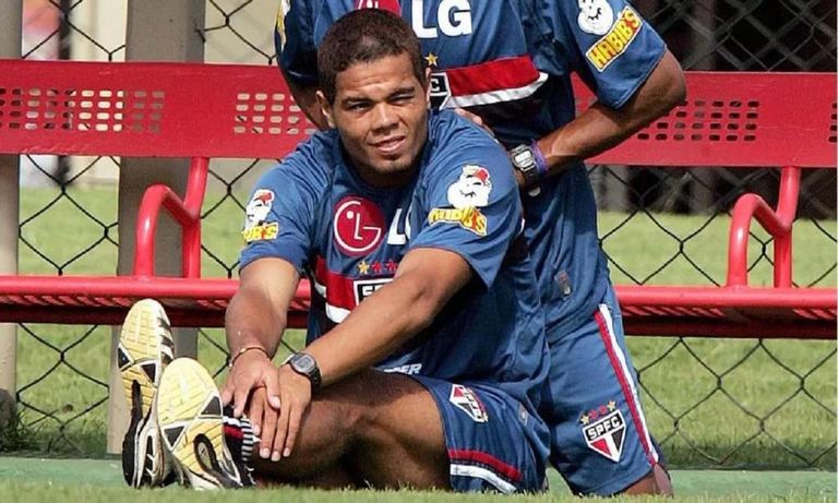 فلافيو دونيزيتي مدافع ساو باولو البرازيلي السابق فلافيو دونيزيتي مدافع ساو باولو البرازيلي السابق