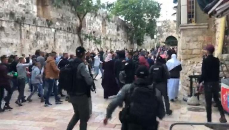 الشرطة الإسرائيلية تعتدي على المصلين أمام بوابات الأقصى