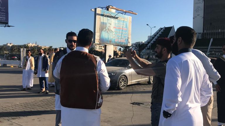 شباب ليبيون يحتفلون بالزي الوطني