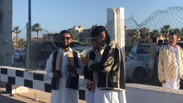 شباب ليبيون يحتفلون بالزي الوطني