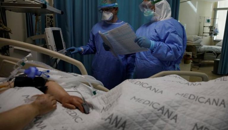 طبيب وممرضة يفحصان مصابا تركيا بفيروس كورونا
