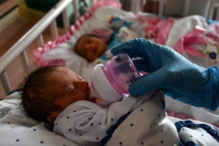 ممرضات يحملن رضيعين من مواليد المستشفى 