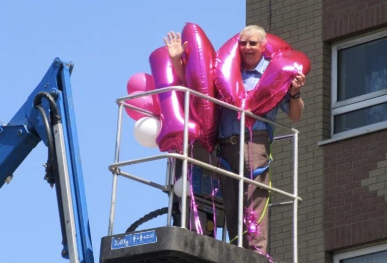 العائلة استأجرت الرافعة للاحتفال بعيد ميلاد الجدة