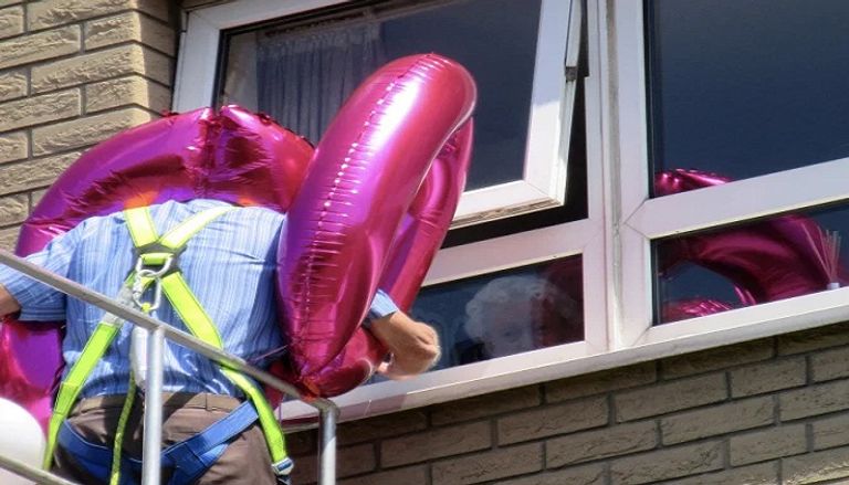 العائلة استأجرت الرافعة للاحتفال بعيد ميلاد الجدة