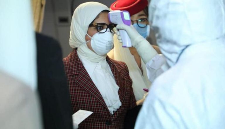 وزيرة الصحة المصرية أثناء خضوعها لإجراءات الكشف عن كورونا
