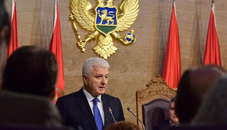 رئيس الوزراء دوسكو ماركوفيتش يبدأ مؤتمره بخلع الكمامة
