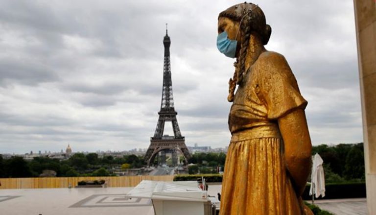 أحد التماثيل في العاصمة الفرنسية باريس يرتدي الكمامة
