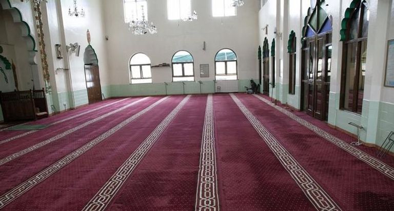 أحد المساجد الجزائرية المغلفة بسبب كورونا شوارع الجزائر فارغة بعد فرض حظر التجول أول أيام العيد