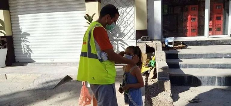 توزيع الكمامات على الأطفال في الجزائر شوارع الجزائر فارغة بعد فرض حظر التجول أول أيام العيد
