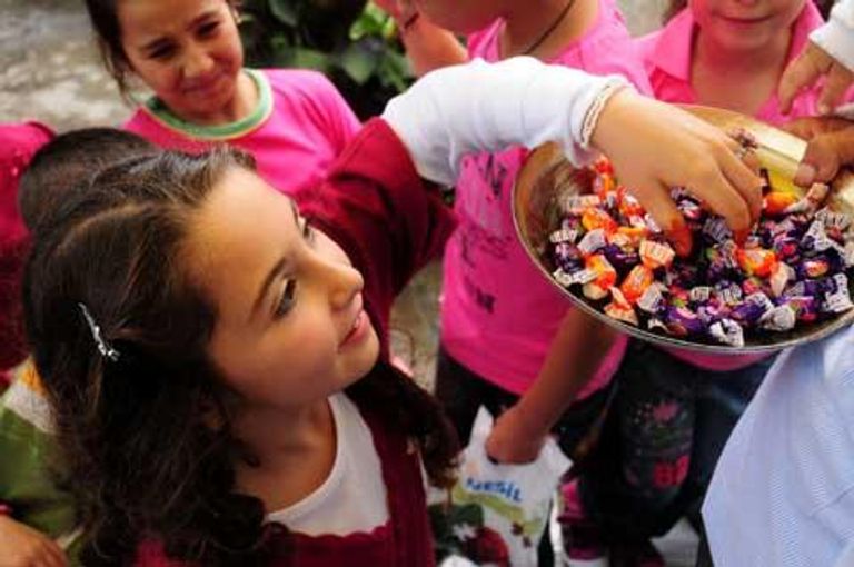 احتفال أطفال الجزائر بالعيد - أرشيفية شوارع الجزائر فارغة بعد فرض حظر التجول أول أيام العيد