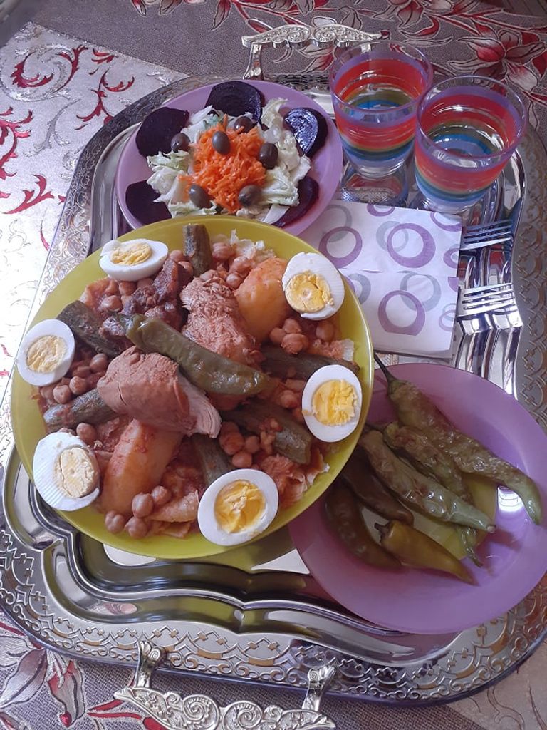 طبق الشخشوخة في عيد الفطر بالجزائر شوارع الجزائر فارغة بعد فرض حظر التجول أول أيام العيد