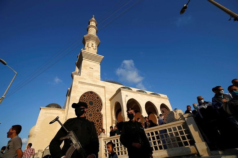 طفل يرتدي كمامة بأحد مساجد غزة