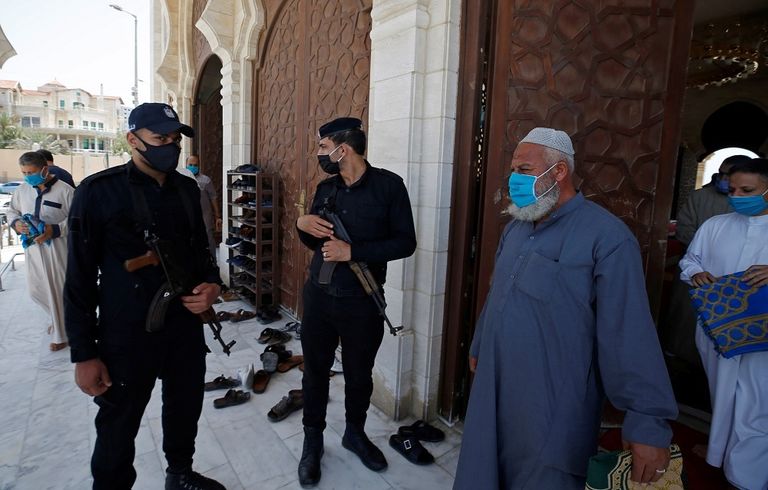 طفل يرتدي كمامة بأحد مساجد غزة