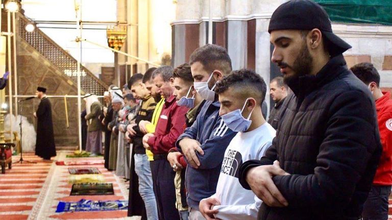 الصلاة بالحرم الإبراهيمي فجر اليوم