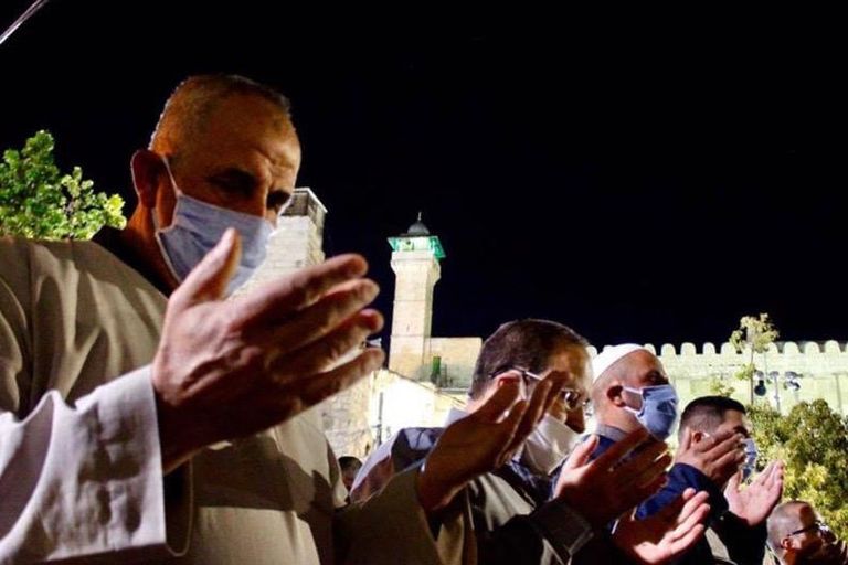 الصلاة بالحرم الإبراهيمي فجر اليوم