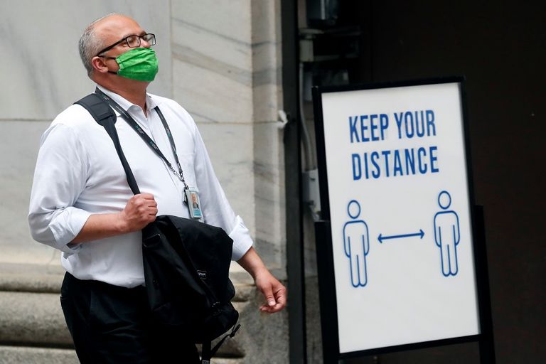 أفراد الطاقم الطبي أمام بورصة وول ستريت