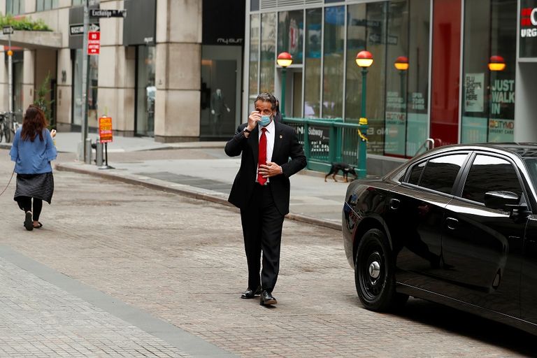 أفراد الطاقم الطبي أمام بورصة وول ستريت