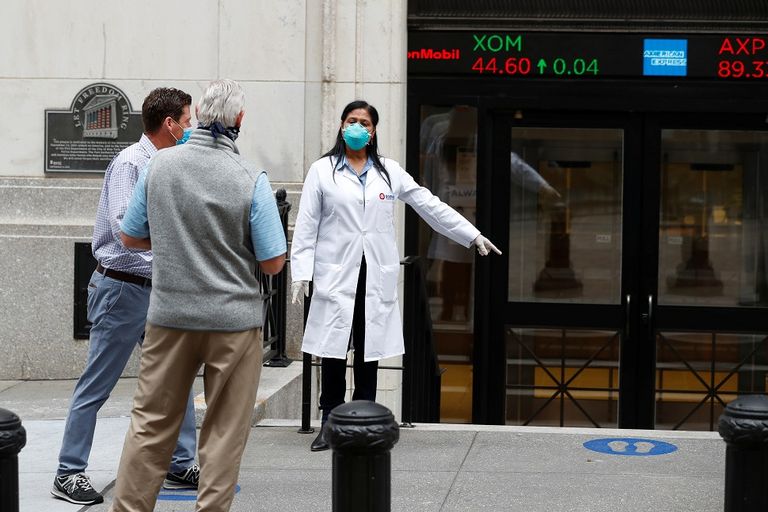 أفراد الطاقم الطبي أمام بورصة وول ستريت