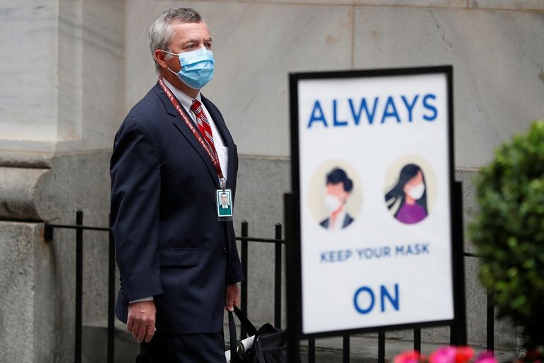 أفراد الطاقم الطبي أمام بورصة وول ستريت