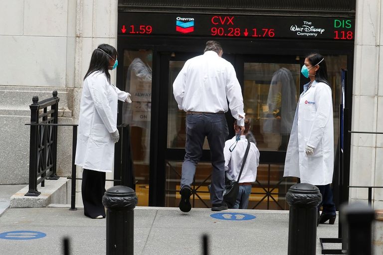 أفراد الطاقم الطبي أمام بورصة وول ستريت