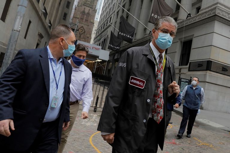 أفراد الطاقم الطبي أمام بورصة وول ستريت