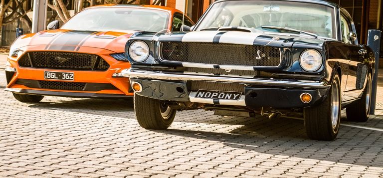 الجيل الأول والجيل السادس الأحدث من طراز فورد موستانج