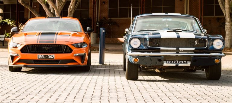 الجيل الأول والجيل السادس الأحدث من طراز فورد موستانج