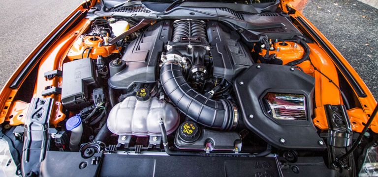 الجيل الأول والجيل السادس الأحدث من طراز فورد موستانج