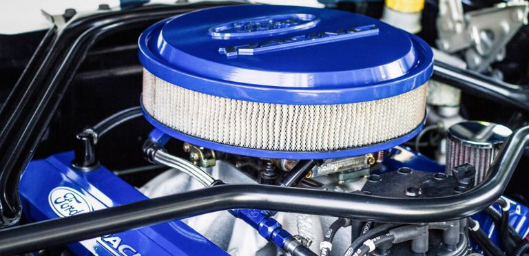 الجيل الأول والجيل السادس الأحدث من طراز فورد موستانج