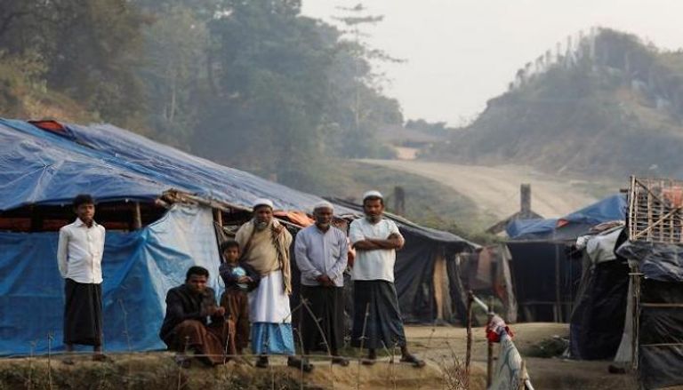 رجال من الروهينجا يقفون بجوار مخيماتهم في بنجلاديش- أرشيفية