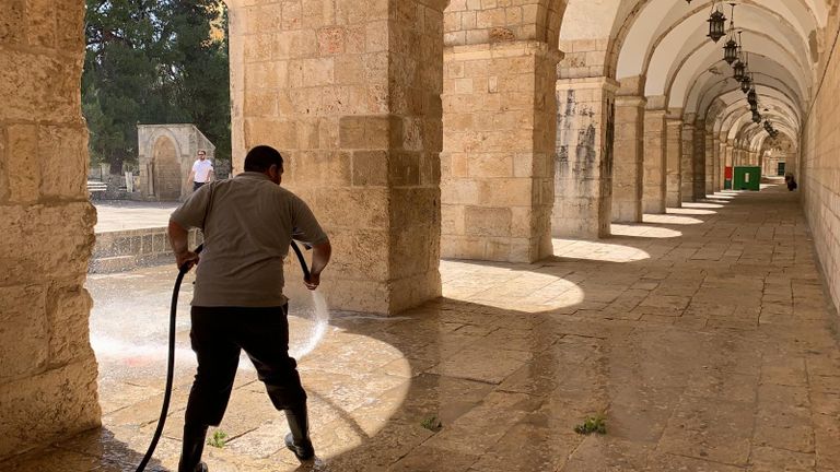 تعقيم وتنظيف مرافق المسجد اليوم