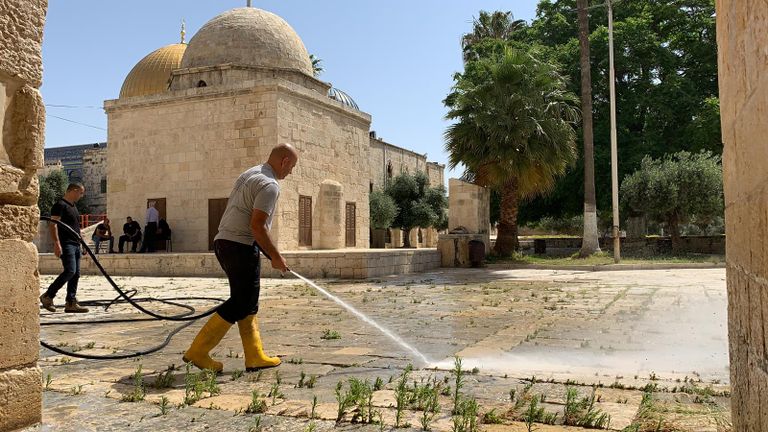 تعقيم وتنظيف مرافق المسجد اليوم