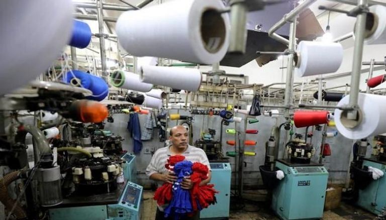 مصنع نسيج في مصر - رويترز