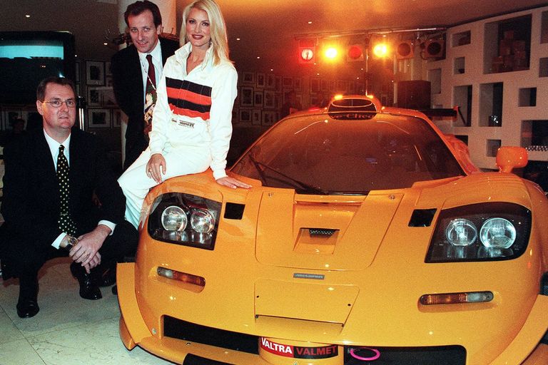 بابلو اسكوبار داخل سيارته أثناء أحد السباقات