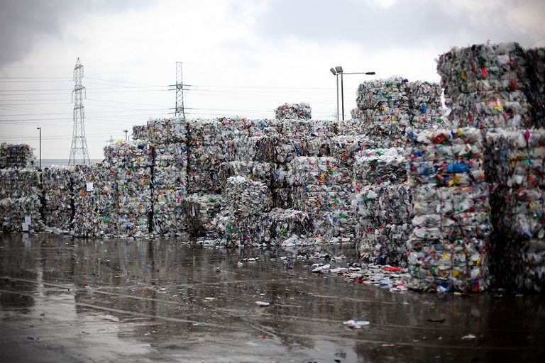 مستودع للنفايات البلاستيكية في ماليزيا