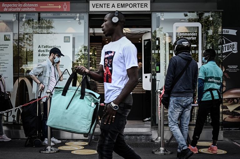 طابور خارج منفذ الوجبات السريعة في باريس بعد رفع جزئي للقيود