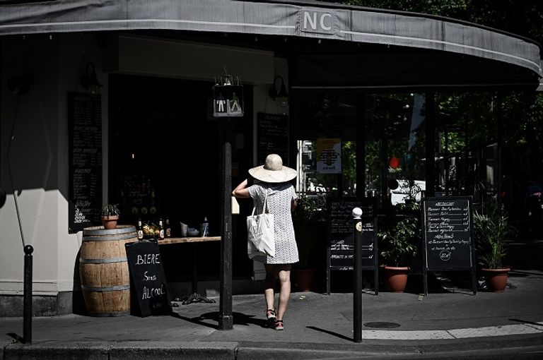 طابور خارج منفذ الوجبات السريعة في باريس بعد رفع جزئي للقيود