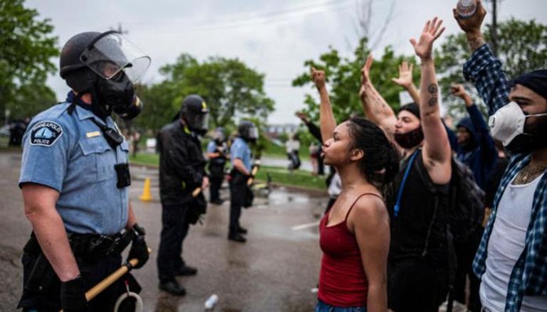 احتجاجات بين متظاهرين والشرطة الأمريكية
