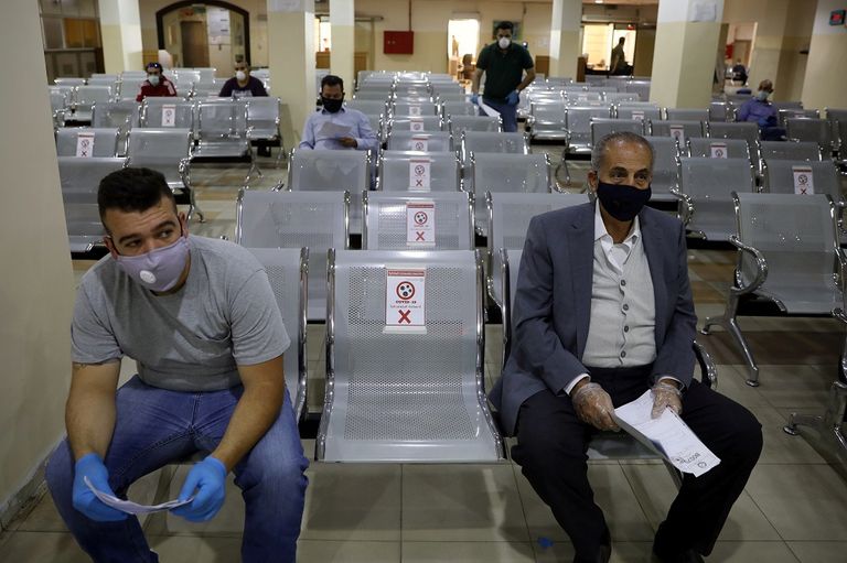 شاب يرتدي كمامة في إحدى المصالح الحكومية بالأردن