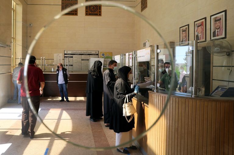 شارع خال من المارة أثناء وقت الحظر في العاصمة عمان